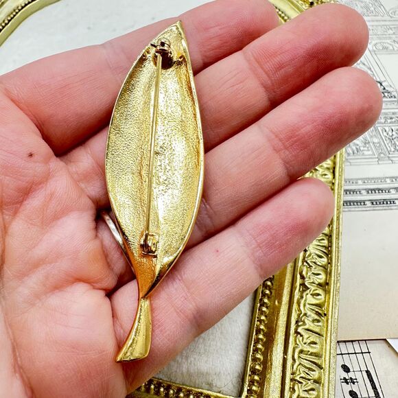 Vintage Gold Tone Leaf Brooch with rhinestones ( one missing ) - Picture 5 of 5